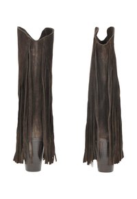 Stivaletti in suede marrone con lunghe frange, dotati di una parte superiore morbida e un tacco cilindrico. L'interno è liscio e privo di decorazioni.