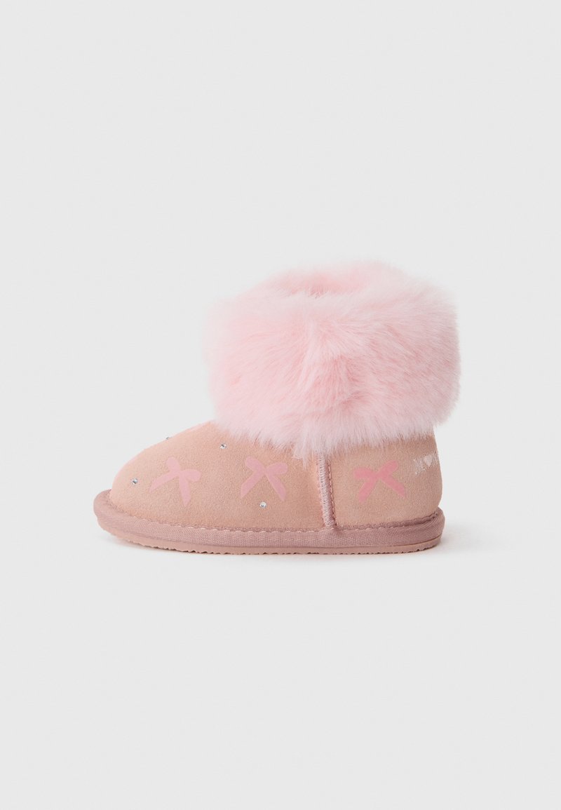 Rózsaszín velúr bokacsizma puha rózsaszín szőrme gallérral, az oldalán rózsaszín masnikkal és apró strasszokkal díszítve. Puha talp a kényelemért.