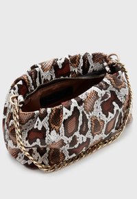 Bolso de mano con estampado de leopardo en cuero sintético texturizado, con tonos de marrón y blanco, asa de cadena dorada y abertura con cremallera.
