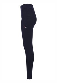 Marineblauwe legging gemaakt van rekbaar materiaal, met een hoge tailleband en een klein wit Fila-logo aan de linkerkant. Gladde textuur en aangesloten ontwerp.
