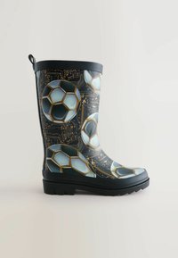 Botte de pluie en caoutchouc noir présentant un design graphique de ballons de football et de motifs de circuits dans des couleurs claires et foncées. Talon bas, semelle texturée.