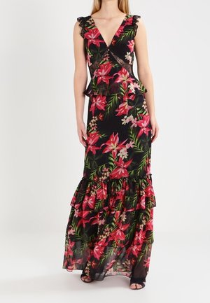 Czarna długa sukienka na ramiączkach z czerwono-różowym kwiatowym nadrukiem, dekoltem w kształcie litery V, wstawkami z koronki, talią z baskinką oraz falbanowym, wielowarstwowym dołem.