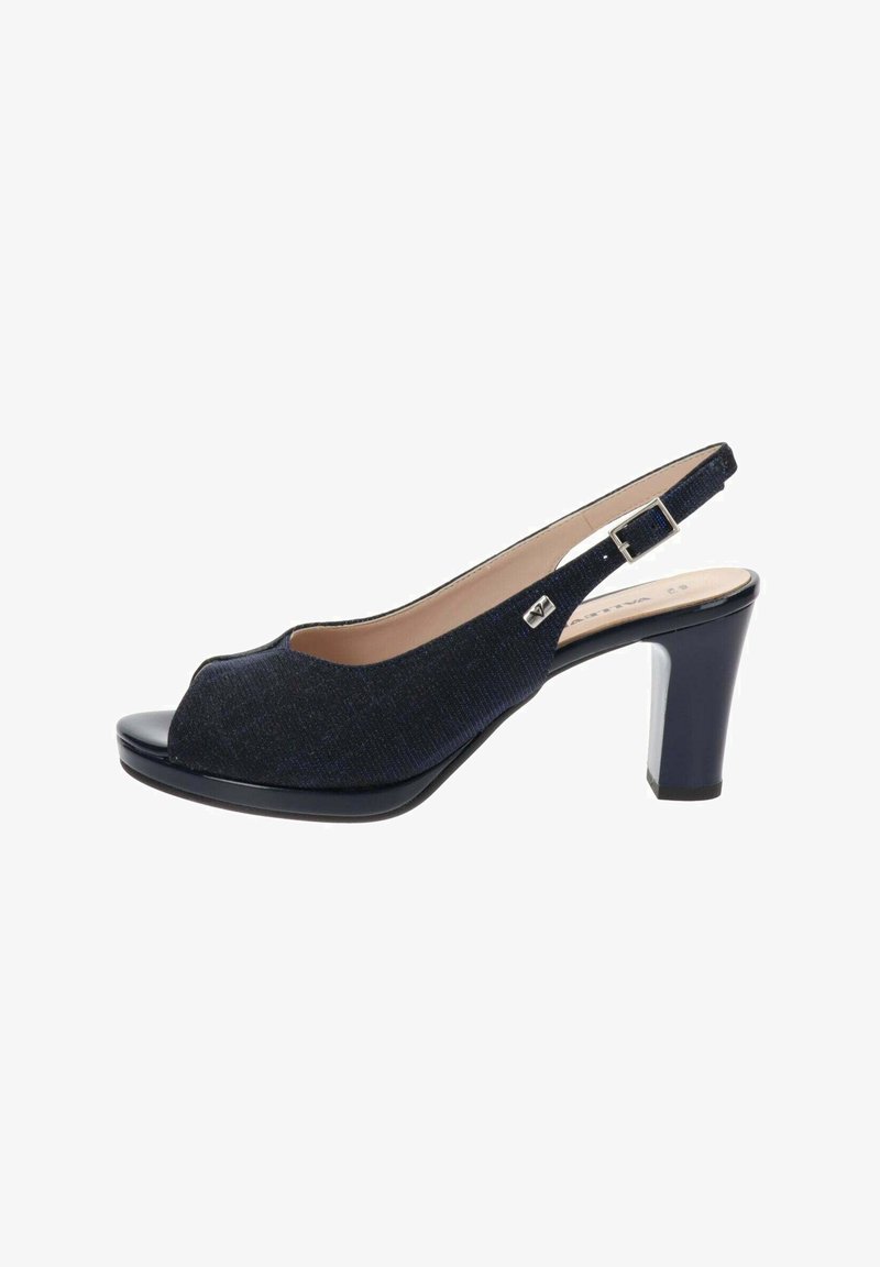 Décolleté blu navy con apertura e tacco a slingback. Parte superiore in tessuto testurizzato, punta nera lucida e tacco spesso con dettagli in metallo argentato.