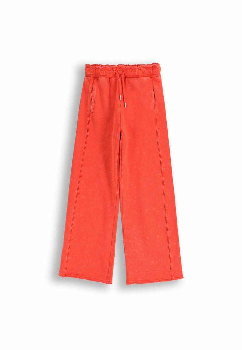 Czerwone spodnie o szerokich nogawkach z ściągaczem w pasie i sznurkiem. Wykonane z miękkiego materiału, z bocznymi kieszeniami i gładką teksturą.