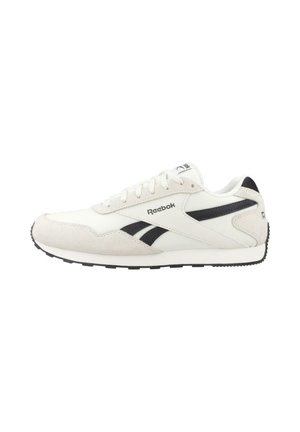 Baskets Reebok blanches et beiges avec logo et détails noirs, fermeture à lacets, semelle en caoutchouc noire, vues de côté sur fond blanc.