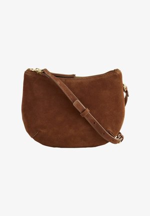 Pruun seemisnahast ristihoidev kott tekstuurse viimistlusega, kuldse lukuga ja reguleeritava nahast rihmaga. Ümar kuju, minimalistlik disain.