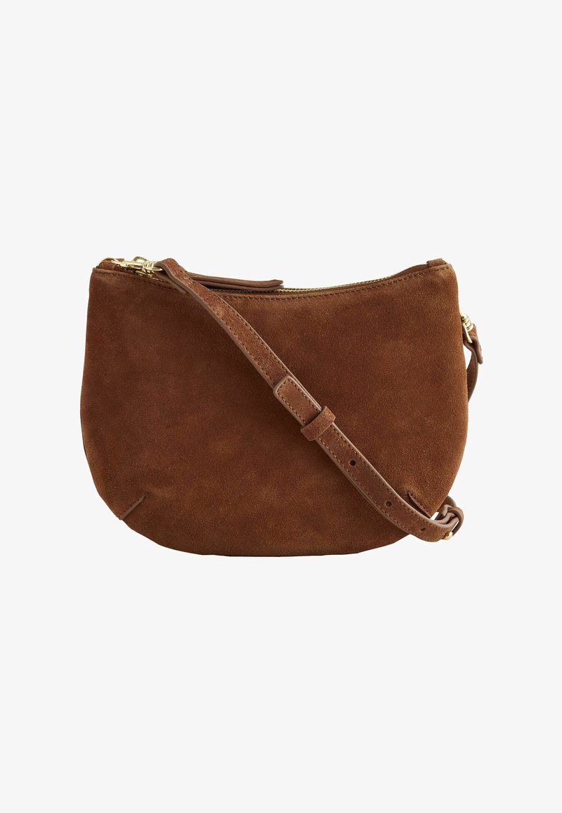 Hnedá semišová kabelka cez rameno s textúrovaným povrchom, zlatým zipsom a nastaviteľným koženým popruhom. Okrúhly tvar, minimalistický dizajn.