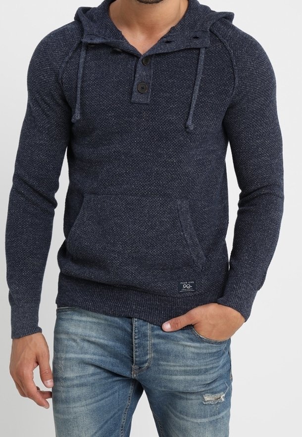 Navyblauer Strick-Hoodie mit strukturiertem Finish, ausgestattet mit einer Fronttasche, Knopfverschluss und Kordeln an der Kapuze. Lässige Passform.