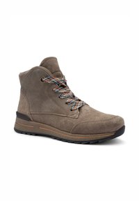 Bottines en daim brun avec des lacets multicolores, surface texturée, semelle en caoutchouc avec une ligne d'accent, bout rond et col rembourré.