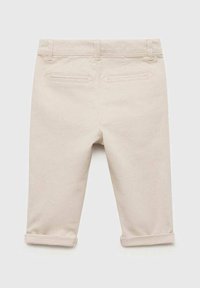 Pantaloni din bumbac bej deschis, cu un aspect neted, cu manșete rulate, având două buzunare la spate și bucle pentru curea. Design simplu, fără modele vizibile.
