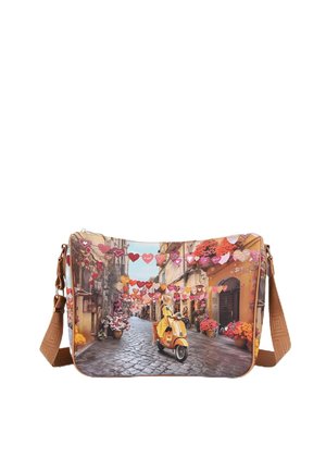 Borsa a tracolla con stampa di una strada cittadina che presenta una persona su uno scooter giallo, decorazioni a forma di cuore e fiori colorati lungo la strada.