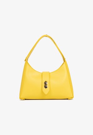 Sac à main en cuir jaune avec une forme structurée, une poignée arrondie et un détail de fermoir brillant noir et or. La finition texturée rehausse la qualité tactile.