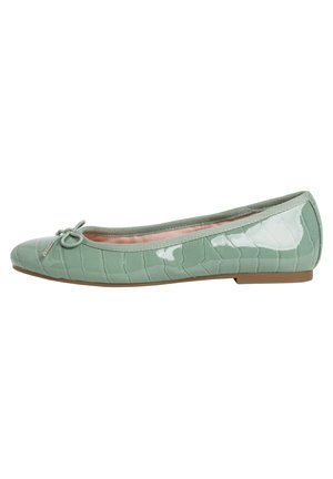 Ballerines vert menthe brillantes avec texture crocodile, bout arrondi, bord en tissu assorti, petit nœud et semelle plate beige.