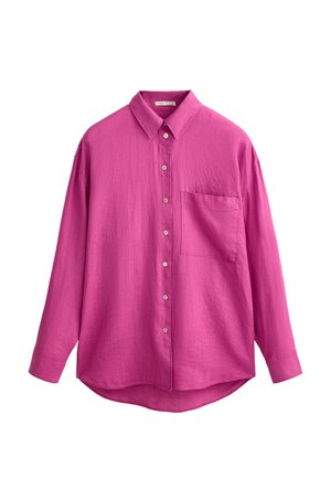 Rosa långärmad skjorta med spetsig krage, bröstficka och knäppning. Tillverkad av lätt texturerad tyg med avslappnad passform.