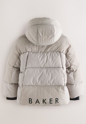 Puffet beige jakke med hætte, der har kviltede sektioner. Bagsiden viser ordet "BAKER" i fede, sorte bogstaver. Struktureret stof.