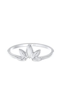 Sølvring med en glat, poleret skæbne og et centralt design med fem aflange, bladformede accenter. Stemplet med "925."