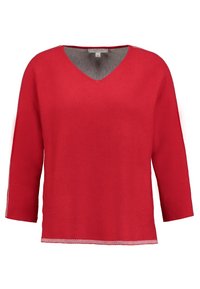 Pull en maille rouge avec col en V, manches trois-quarts et col intérieur gris contrastant. Présente une texture subtile et un détail à rayures sur l'ourlet.