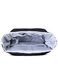 Borsa aperta nera e grigia vista dall'alto che mostra più scomparti interni, inclusa una tasca in rete e una sezione con zip.