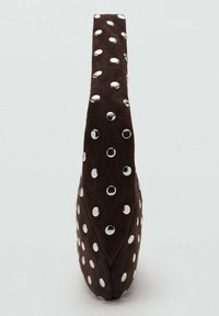 Braune Wildledertasche mit Metallnieten in Tupfenmuster, mit einer schlanken Form und glatter Textur.