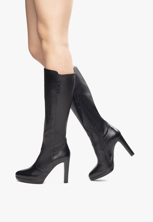 Czarne skórzane kozaki do kolan na wysokim obcasie typu stiletto, o eleganckim wzornictwie, z zamkiem błyskawicznym po boku i gładką fakturą.