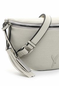 Kreemikas perforatsiooniga nahast õlakott luku sulguriga, reguleeritava rihma, tuti detaili ja metallist brändi sildiga.