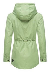 Giacca impermeabile verde con vita regolabile, cappuccio e polsini con bottoni a pressione. Texture liscia con orlo arrotondato e dettaglio del logo.