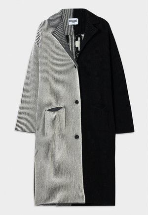 Czarna i szara płaszcz w pionowe paski z klapami, z przodu guziki i dwiema bocznymi kieszeniami. Całość o prążkowanej strukturze.