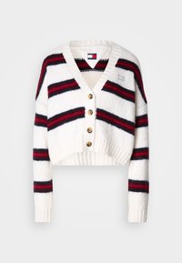 Cardigan cropped bianco con righe orizzontali rosse e nere, scollo a V, quattro bottoni in legno e maniche lunghe.