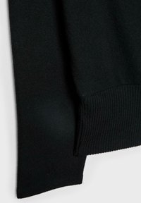 Crni dukserica s glatkom teksturom, rebrastim manžetama i klasičnim krojem s blagim elastičnim svojstvom za udobnost.