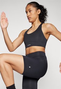 Salomon SHKOUT CORE BRA - Sports-BH-er med medium støtte - deep black