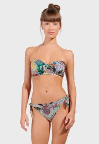 Bikini-set med en bustier-top utan axelremmar med en knut framtill och mönstrad tyg i livliga färger; matchande bikinibyxor med knytning och intrikata mönster.