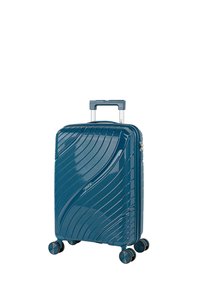Maleta rígida en azul oscuro con acabado acanalado y brillante, asa retráctil y cuatro ruedas giratorias para facilitar la movilidad.