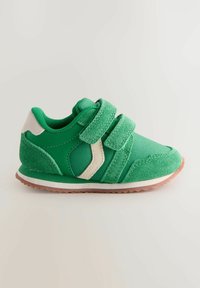 Zielone dziecięce sneakersy, wykonane z mieszanki strukturalnego zamszu i siateczki, z dwoma paskami na rzepy i białą gumową podeszwą.