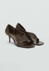 Ruske nahalne sandale iz usnja s ukrivljenim dizajnom, 3-inčne stiletto pete in širokim sprednjim trakom. Gladka tekstura in minimalističen stil.