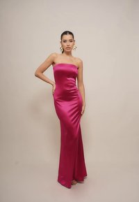 Strakke strapless jurk in levendig fuchsia, gemaakt van satijn. Kenmerkt zich door een gladde textuur en een vloerlange snit met een lichte uitlopende onderkant.