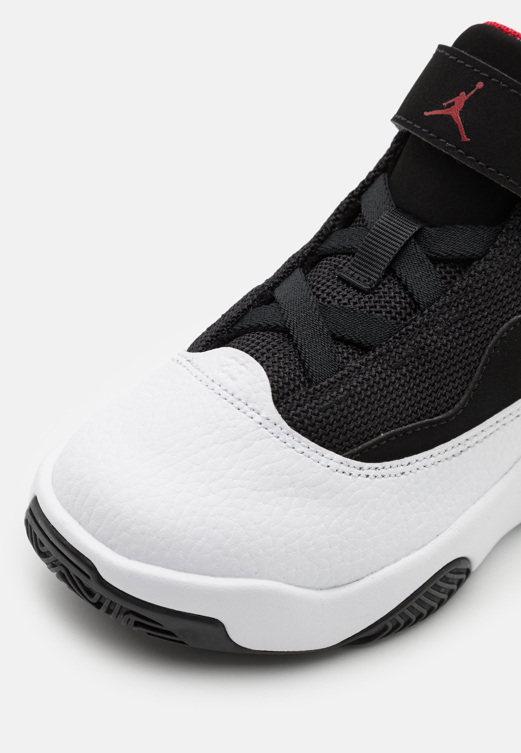 Jordan MAX AURA 2 UNISEX - Basketball shoes - white/gym red/black/white -  Zalando.ie