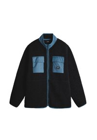 Schwarze Fleecejacke mit blauen Nylonakzenten, ausgestattet mit einem hohen Kragen, einem Reißverschluss und zwei aufgesetzten Fronttaschen. Weiche Textur über die gesamte Jacke.