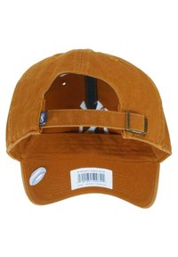 Gorra de béisbol color naranja quemado con una correa ajustable en la parte trasera, tela suave, visera curva y etiqueta interna con código de barras.