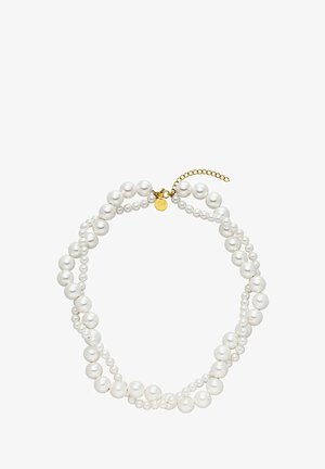Collier de perles blanches avec des perles rondes de tailles variées, comprenant un fermoir doré et une chaîne ajustable pour personnaliser la longueur.