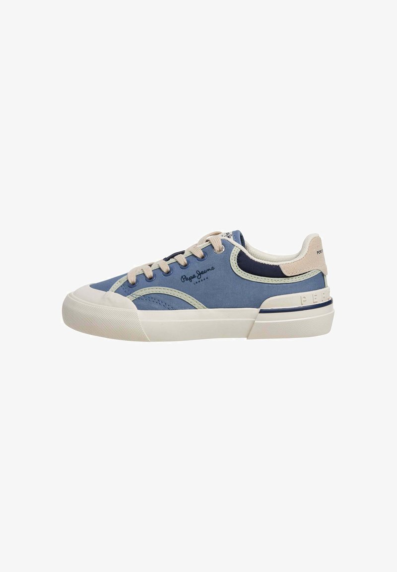 Baskets basses bleu et beige avec semelle blanche, lacets beiges et logo "Pepe Jeans London" sur le côté, vues de l'extérieur.