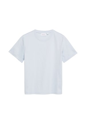 Gładki jasnoniebieski t-shirt z krótkim rękawem i okrągłym dekoltem, metka z rozmiarem widoczna wewnątrz kołnierza, wyświetlony na białym tle.