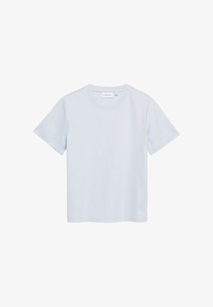 Gładki jasnoniebieski t-shirt z krótkim rękawem i okrągłym dekoltem, metka z rozmiarem widoczna wewnątrz kołnierza, wyświetlony na białym tle.