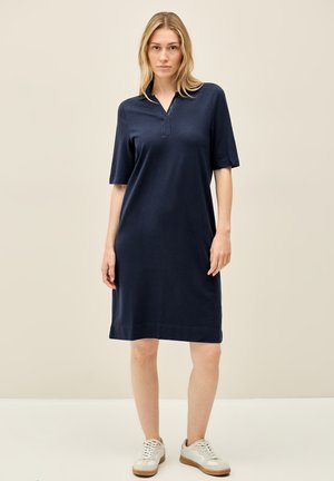Abito navy a maniche corte con scollatura a V e dettaglio di bottoni, realizzato in tessuto morbido, con taglio dritto e lunghezza fino al ginocchio.
