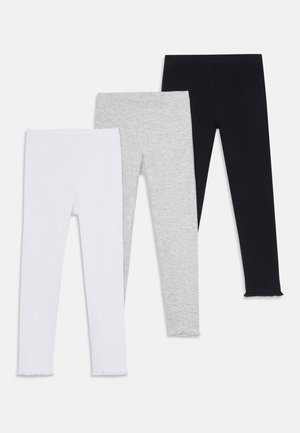 Trois paires de leggings en blanc, gris et noir. Matière en coton doux, design ajusté, avec des ourlets effilochés. Texture lisse avec une taille élastique.