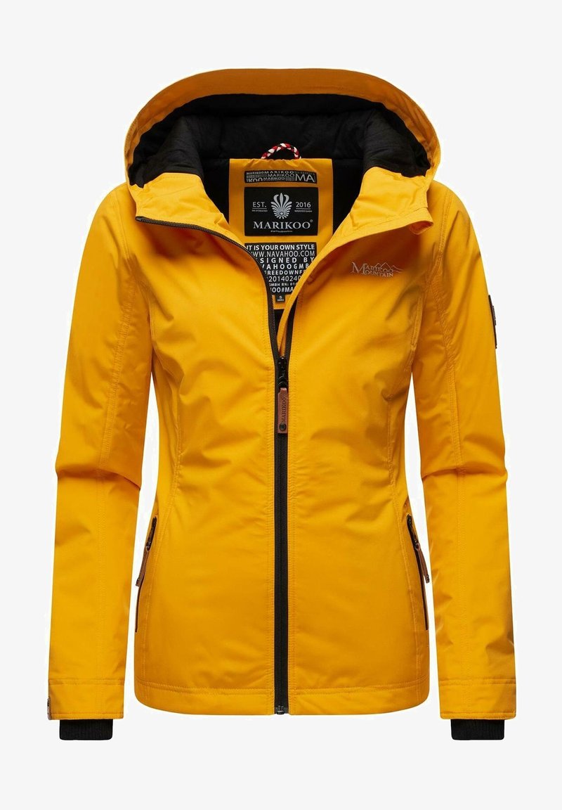 Gul vattentät jacka med huva, svart foder, dragkedja fram och sidofickor. Märkesetikett syns inuti kragen.