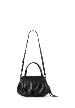 Sac à main en cuir noir avec des poignées courtes et une longue bandoulière réglable, présentant un design froncé et un détail pompon sur le côté.
