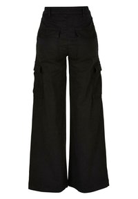 Pantalon cargo noir à jambes larges avec taille haute, deux poches arrière à rabats et poches cargo latérales à rabats, vu de dos.