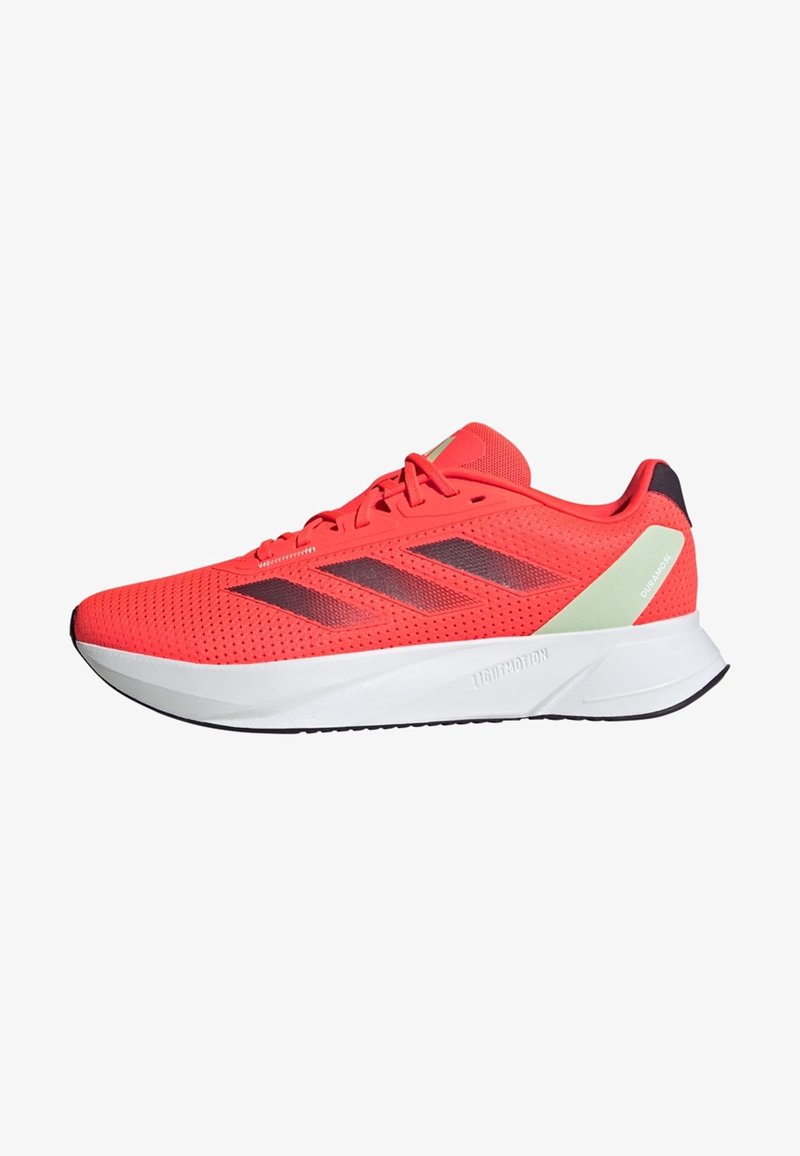Chaussure de course corail vif avec des rayures noires, une semelle blanche coussinée et un accent vert clair au talon, vue de côté sur un fond blanc.