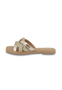 Sandali piatti con cinturini incrociati realizzati in materiali metallici dorati e beige intrecciato, dotati di una soletta liscia color cammello e un design minimalista.