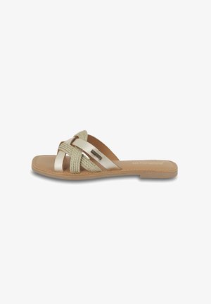 Sandales plates avec des brides croisées en métallique doré et en matériaux tissés beiges, avec une semelle intérieure lisse couleur tan et un design minimaliste.